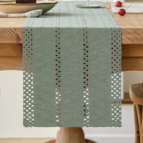 Avalune Tischläufer Salbeigrün Boho Tisch Läufer Modern Bauernhaus Klein Schmal Tischdecke Dekor Makramee Baumwolle Leinen Landhausstil Rustikaler Table Runner für Küche Hochzeit Party 30x140 cm Avalune Tischläufer Salbeigrün Boho Tisch Läufer Modern Bauernhaus Klein Schmal Tischdecke Dekor Makramee Baumwolle Leinen Landhausstil Rustikaler Table Runner für Küche Hochzeit Party 30x140 cm von Avalune