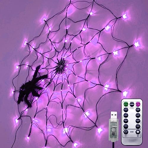 Azazaza Halloween Spinnennetz Lichter, 8 Modi 70 LED Halloween Deko Licht mit Plüsch Spinne, LED Spinnennetz Lichterkette mit Fernbedienung für Innen Wand Tür Party Bar (Lila Licht, USB) von Azazaza