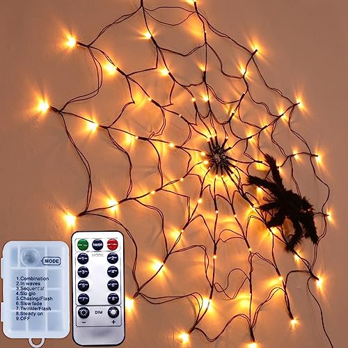 Azazaza Halloween Spinnennetz Lichter, 8 Modi 70 LED Halloween Deko Licht mit Plüsch Spinne, LED Spinnennetz Lichterkette mit Fernbedienung für Innen Wand Tür Party Bar (Warmes Licht, Batterie) von Azazaza