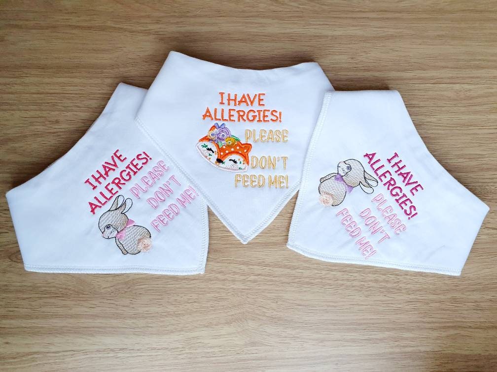Allergiker Lätzchen, Bestickte Kleinkind Personalisierte Lätzchen von BBThreadGifts