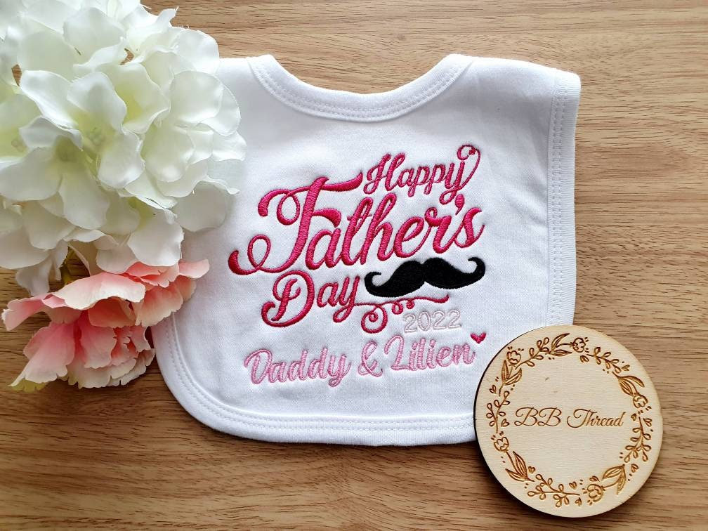 Personalisiertes Happy Father Es Day 2022 Lätzchen, Besticktes Vatertagsbaby von BBThreadGifts