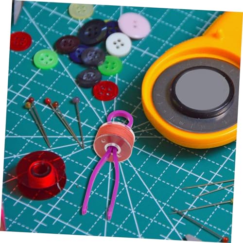 BEBEMOKO 50 Stück Teiliges Bunte Spulenklemmen aus Langlebigem Kunststoff Praktische Bobbin Clips zur Fadenfixierung und Spulenorganisation für Nähmaschinen Wiederverwendbar und Einfach zu von BEBEMOKO
