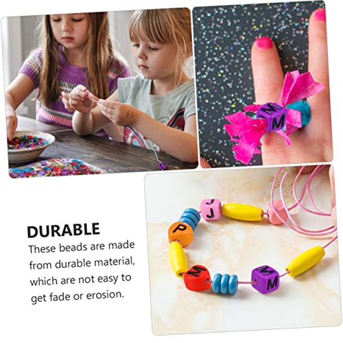 BEBEMOKO 800Stücke Alphabet Perlen DIY Handwerksperlen für Schmuckherstellung Quadratische Buchstabenperlen Bunten Farben für Armbänder Halsketten von BEBEMOKO