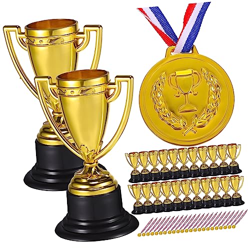 BESTonZON 24 Sätze Teiliges Mini Trophäen aus Robustem Kunststoff mit Fußball Trophäen und Goldmedaillen Leichte Pokale zur Auszeichnung von Sportwettbewerben für Wiederverwendbar von BESTonZON