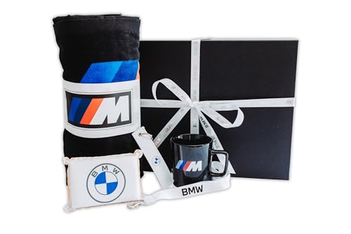 BMW 5 Teiliges Geschenkset Geschenkset in exklusiver Geschenkbox Scheibenschwamm Schlüsselband Textil-Schlüsselanhänger Baumwolltuch M Tasse – Hochwertige Magnetverschluss-Box Handtuch BMW 5 Teiliges Geschenkset Geschenkset in exklusiver Geschenkbox Scheibenschwamm Schlüsselband Textil-Schlüsselanhänger Baumwolltuch M Tasse – Hochwertige Magnetverschluss-Box Handtuch von BMW