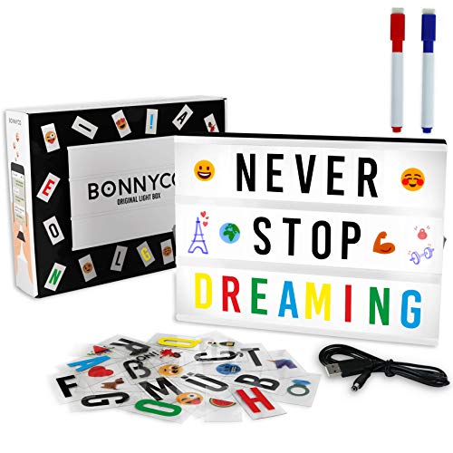Light Box A4 mit 400 Buchstaben und Emojis, 2 Stifte - BONNYCO | Ä Ö Ü ß | Led Lichtkasten Buchstaben Dekoration Schlafzimmer & Büro | Led Leuchtkasten Wohnzimmer süßes Geschenk Geburtstag Weihnachten von BONNYCO