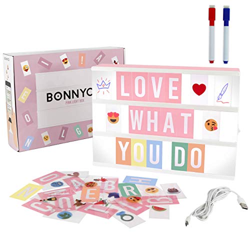 Light Box Rosa A4 mit 400 Buchstaben, Emojis, 2 Stifte, USB - BONNYCO | Ä Ö Ü ß | Pink Led Lightbox Buchstaben Geschenk für Frauen, Mädchen | Led Leuchtkasten Kinder Schlafzimmer Wohnzimmer Deko Light Box Rosa A4 mit 400 Buchstaben, Emojis, 2 Stifte, USB - BONNYCO | Ä Ö Ü ß | Pink Led Lightbox Buchstaben Geschenk für Frauen, Mädchen | Led Leuchtkasten Kinder Schlafzimmer Wohnzimmer Deko von BONNYCO
