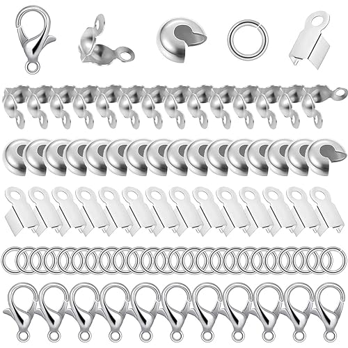 Schmuckherstellungszubehör-Set mit 400 offenen Binderingverbindern, 100 Karabinerverschlüssen, 200 Perlenspitzen, Knotenabdeckungen, 200 halbrunde Quetschperlen und 200 Kordelenden für Bastelarbeiten Schmuckherstellungszubehör-Set mit 400 offenen Binderingverbindern, 100 Karabinerverschlüssen, 200 Perlenspitzen, Knotenabdeckungen, 200 halbrunde Quetschperlen und 200 Kordelenden für Bastelarbeiten von BOYIVI
