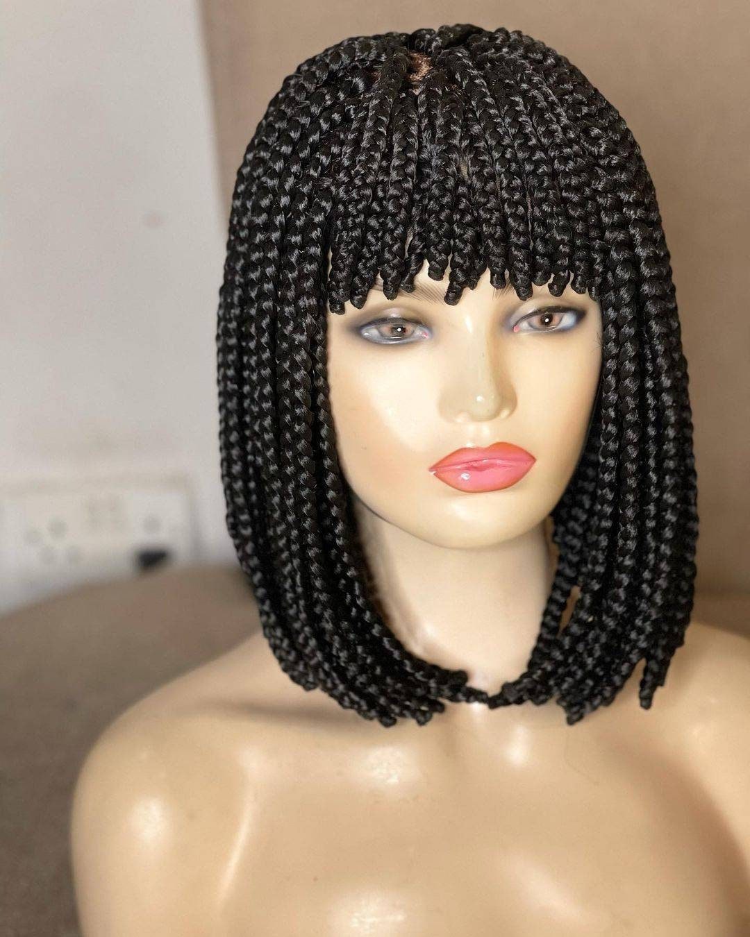 12-Zoll Geflochtene Perücke Mit Pony Für Schwarze Frauen Auf 4 Verschluss & Frontal, Kleberlose Handgefertigte Box Braids Perücke 12-Zoll Geflochtene Perücke Mit Pony Für Schwarze Frauen Auf 4 Verschluss & Frontal, Kleberlose Handgefertigte Box Braids Perücke von BRAIDEDWIGBOUTIQUE