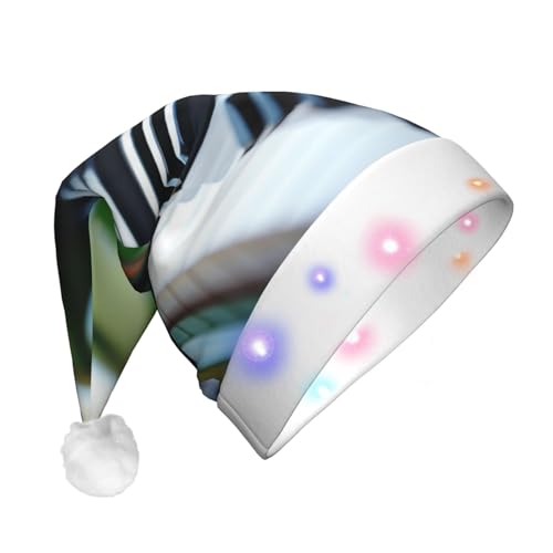 BREAUX Grüne und weiße Klaviertasten-Druck, Flanell, Weihnachtsmannmütze, Unisex, Weihnachtsmannmütze mit LED-Lichtern, Plüschkappe von BREAUX