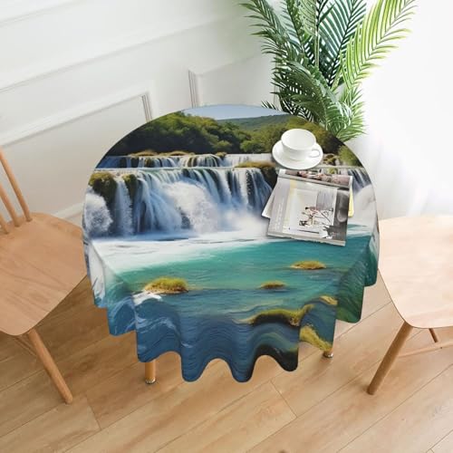 Runde Tischdecke, Wasserfälle auf dem Fluss Krka, schmutzabweisend, waschbar, knitterfrei, abwischbar, moderne Bauernhaus-Dekorationen für Party, Picknick, Zuhause, Küchendekoration Runde Tischdecke, Wasserfälle auf dem Fluss Krka, schmutzabweisend, waschbar, knitterfrei, abwischbar, moderne Bauernhaus-Dekorationen für Party, Picknick, Zuhause, Küchendekoration von BSCKKDMN