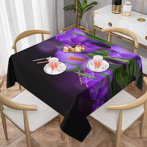 Bedruckte quadratische, staubdichte Tischdecke mit grünen Blättern und violetten Blumen, wasserdicht, 139,7 x 139,7 cm Bedruckte quadratische, staubdichte Tischdecke mit grünen Blättern und violetten Blumen, wasserdicht, 139,7 x 139,7 cm von BYwenhopnbs