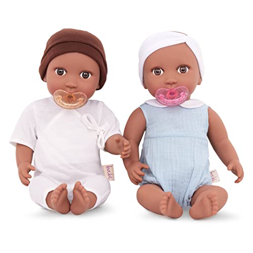 Babi 2 Baby Puppen Zwillinge Mädchen Junge mit Kleidung und Schnuller – Weiche 36 cm Puppen mit dunklerem Hautton und braunen Augen – Spielzeug Set ab 2 Jahren von LullaBaby