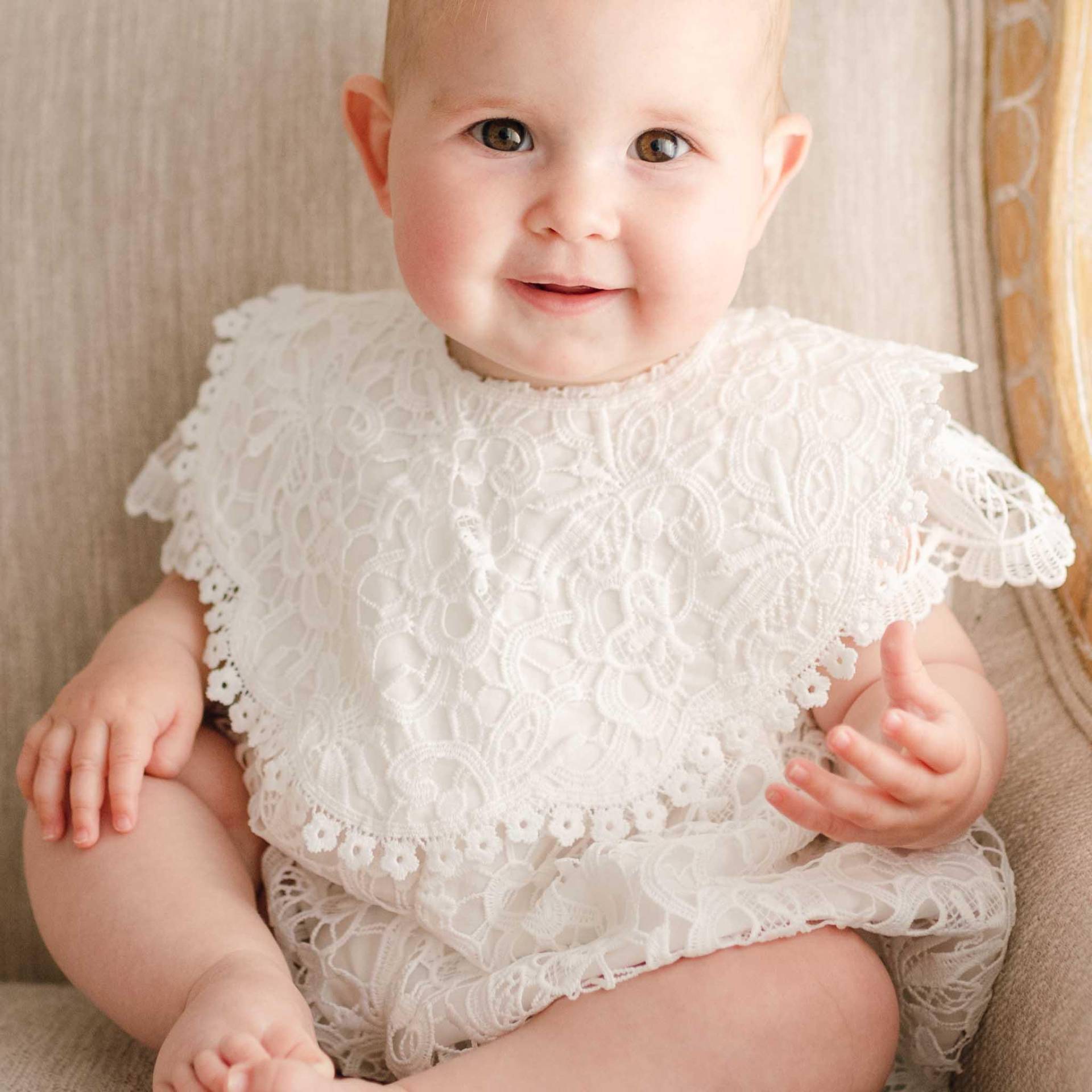 Baby Mädchen Spitzenlätzchen "Lola' | Neugeborene Lätzchen Tauf - & Taufelätzchen Baby-Mädchen-Spitze-Lätzchen Elfenbein Spitze Baby Mädchen Spitzenlätzchen "Lola' | Neugeborene Lätzchen Tauf - & Taufelätzchen Baby-Mädchen-Spitze-Lätzchen Elfenbein Spitze von BabyBeauandBelle