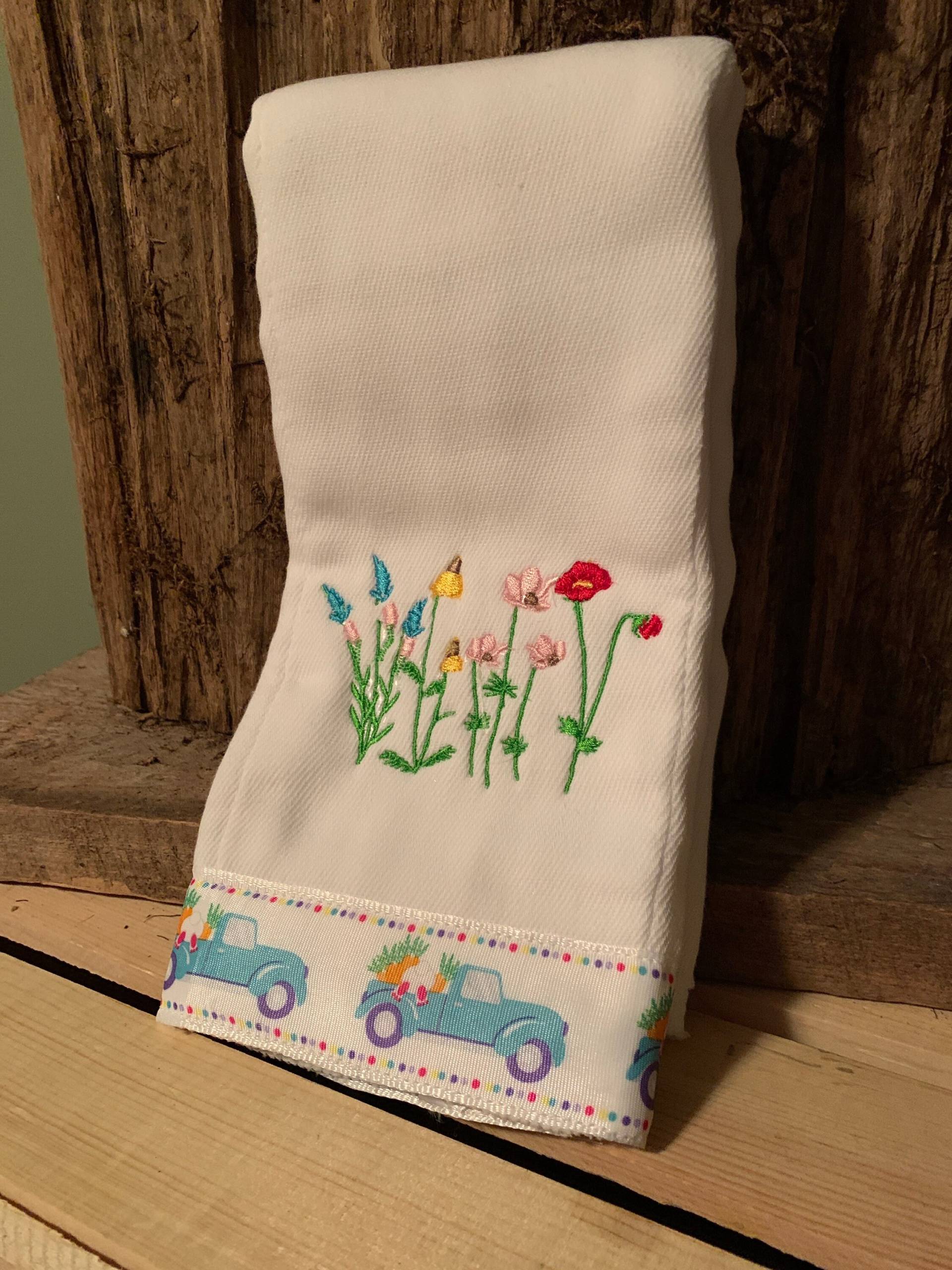 Individualisierbare Neue Frühlingsblumen Mit Hase in Karotte Truck Baby Burp Tuch Ausgezeichnetem Zustand von BabyEmVintage