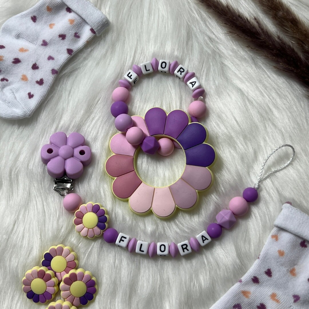 Schnullerkette Mit Namen | Set M | Greifling, Schnullerkette, Design Blume Personalisiert Unikat Handgefertigt Geschenk Schnullerkette Mit Namen | Set M | Greifling, Schnullerkette, Design Blume Personalisiert Unikat Handgefertigt Geschenk von BabyKettchen