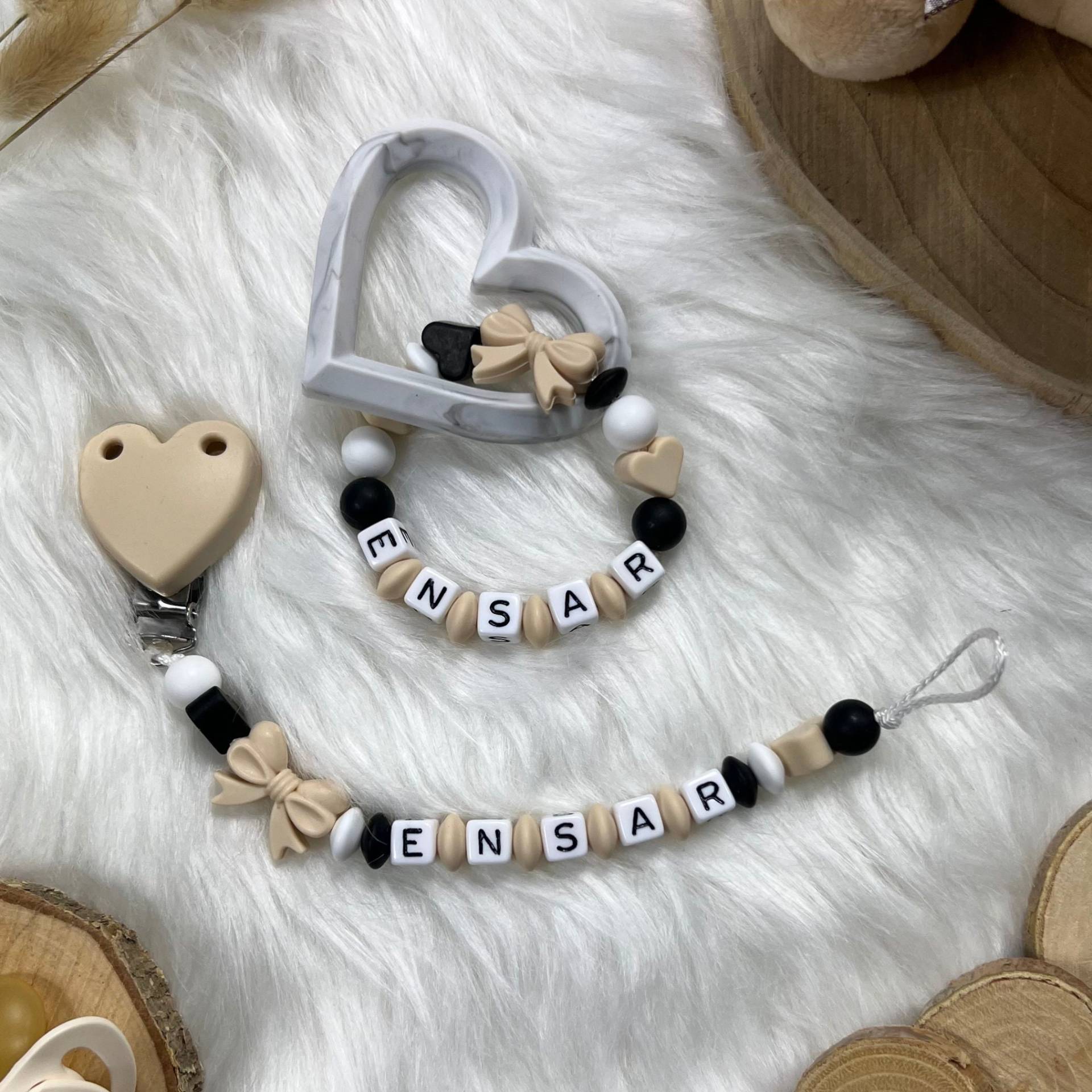 Schnullerkette Mit Namen | Set M | Greifling, Schnullerkette, Design Sweet Beige Personalisiert Unikat Handgefertigt Geschenk Schnullerkette Mit Namen | Set M | Greifling, Schnullerkette, Design Sweet Beige Personalisiert Unikat Handgefertigt Geschenk von BabyKettchen