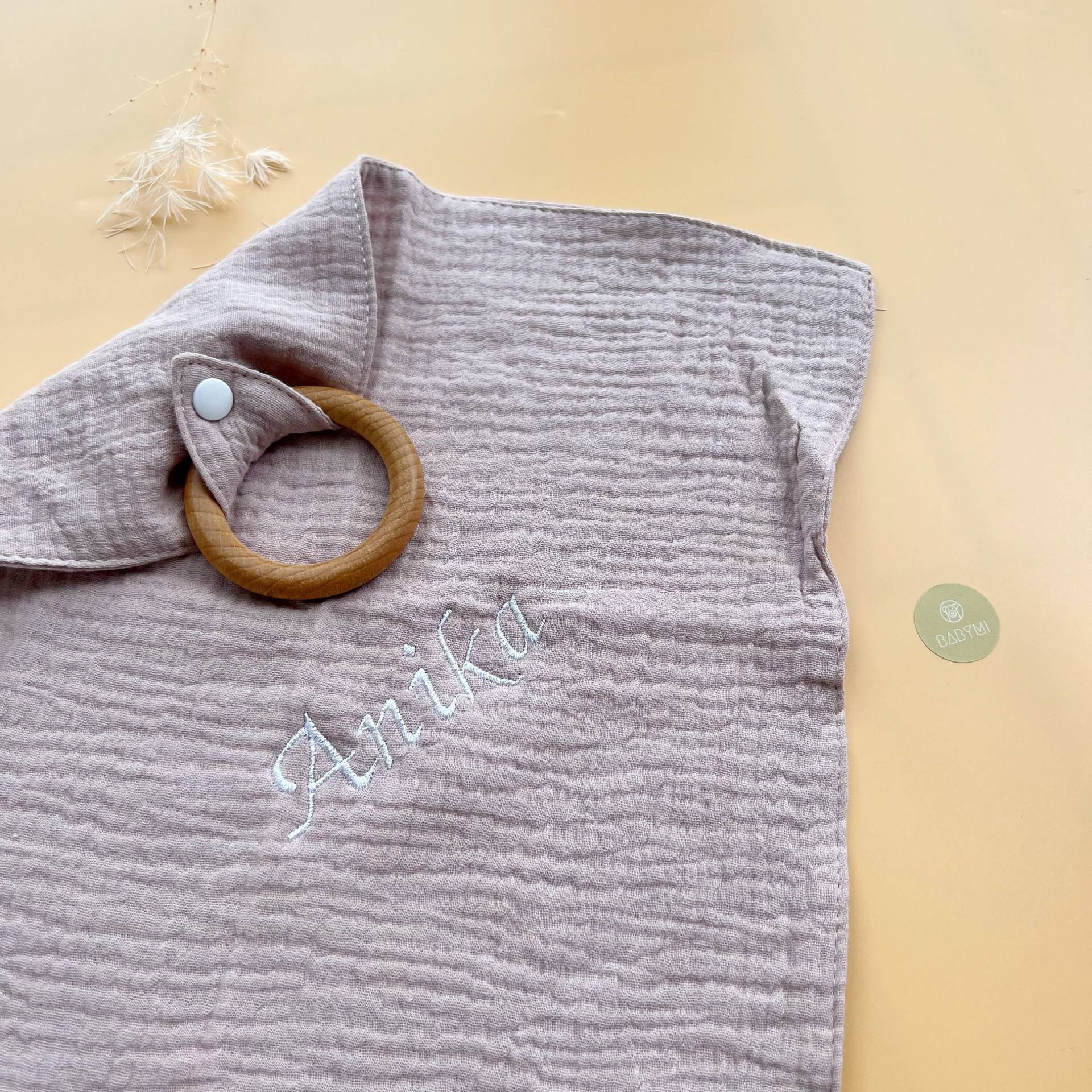 Personalisiertes Baby Musselin Spucktuch Mit Holzring | Bestickte Schnullerdecke Personalisierter Name Geschenk Neugeborenen Lovey Personalisiertes Baby Musselin Spucktuch Mit Holzring | Bestickte Schnullerdecke Personalisierter Name Geschenk Neugeborenen Lovey von BabyMiWorld