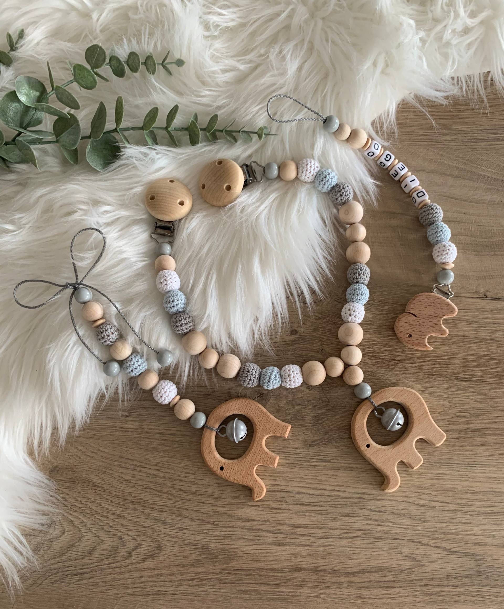 3 Teiliges Set >Elefant< Bestehend Aus Einer Schnullerkette, Maxicosi-Anhänger Und Kinderwagenkette 3 Teiliges Set >Elefant< Bestehend Aus Einer Schnullerkette, Maxicosi-Anhänger Und Kinderwagenkette von BabylinoShop
