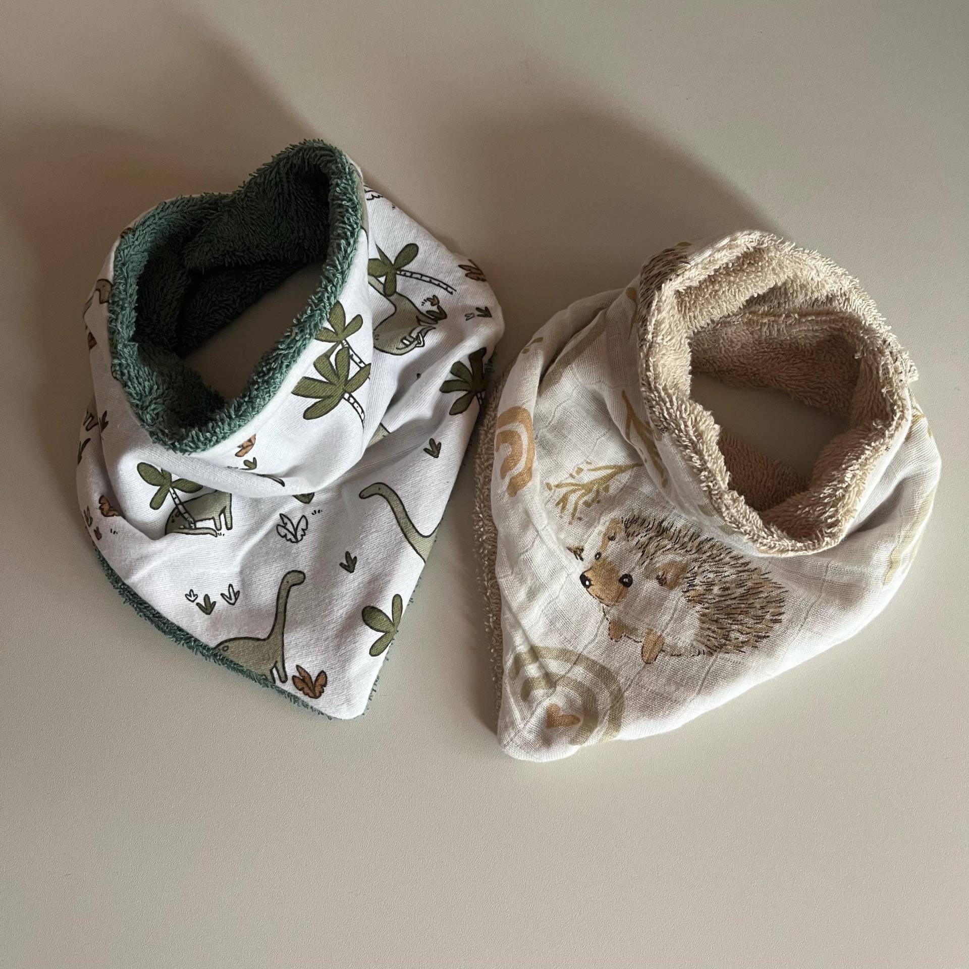 Baby Halstuch Dreieckstuch Musselin Frottee/Babygeschenk Geschenk Zur Geburt Babytuch Musselintuch Babyessential Babykleidung Dino Igel Baby Halstuch Dreieckstuch Musselin Frottee/Babygeschenk Geschenk Zur Geburt Babytuch Musselintuch Babyessential Babykleidung Dino Igel von Babyplotterei