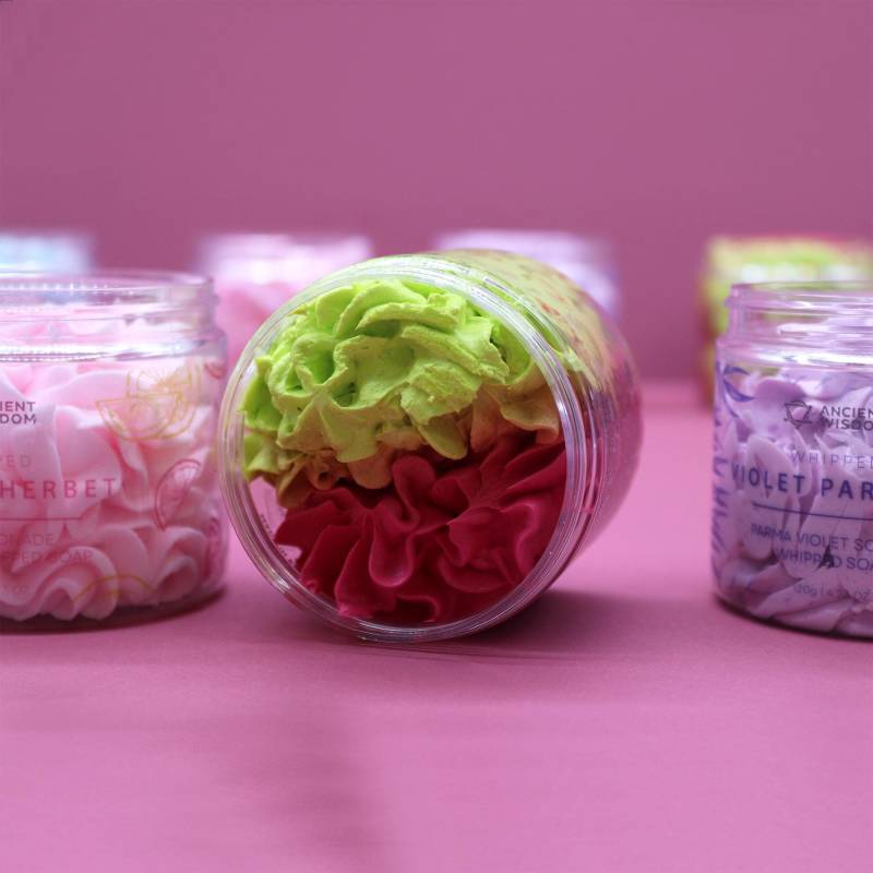 Aufgeschlagene Seife, Handgefertigt, Luxus, Entspannung, Verwöhnung, Schönheit, Wellness, Geschenkidee, Natürlich, Vegan, Tierversuchsfrei von BadebombenBoutique