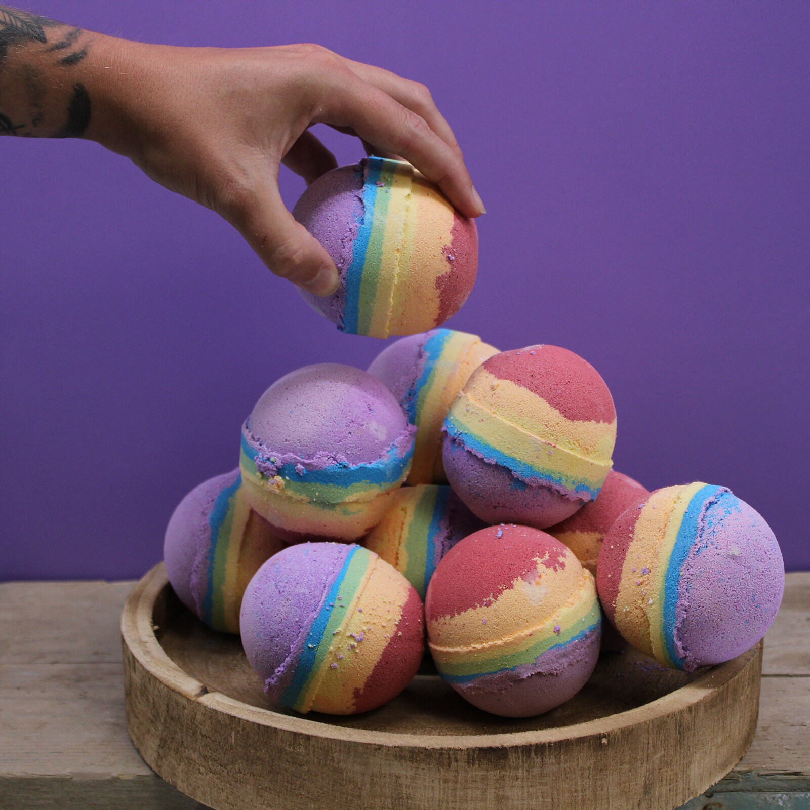 Badebombe 230 G, Regenbogen-Badebombe, Fruchtig, Handgefertigt, Sls-Frei, Tierversuchsfrei, Geschenkidee, Geburtstag, Muttertag, Weihnachten Badebombe 230 G, Regenbogen-Badebombe, Fruchtig, Handgefertigt, Sls-Frei, Tierversuchsfrei, Geschenkidee, Geburtstag, Muttertag, Weihnachten von BadebombenBoutique