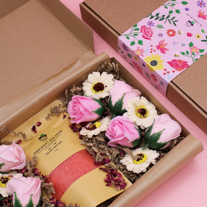 Badesalz, Seifenblumen, Seife, Blumenstrauß, Geschenkset, Hochzeit, Valentinstag, Muttertag, Weihnachten, Pflege, Luxus, Entspannung, Spa Badesalz, Seifenblumen, Seife, Blumenstrauß, Geschenkset, Hochzeit, Valentinstag, Muttertag, Weihnachten, Pflege, Luxus, Entspannung, Spa von BadebombenBoutique