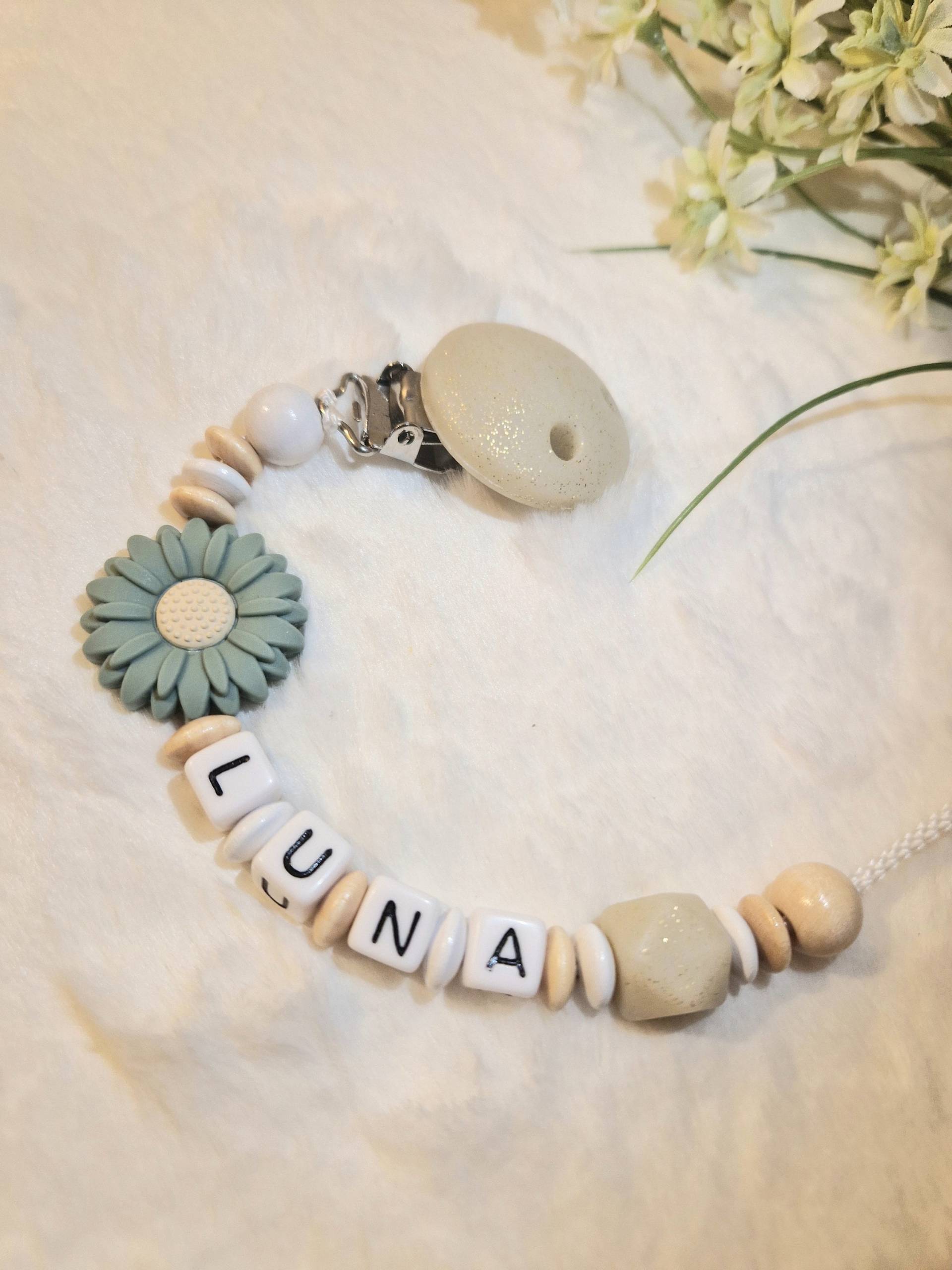 Schnullerkette Mit Namen Personalisiert Blume Schnullerkette Mit Namen Personalisiert Blume von Bambinidream