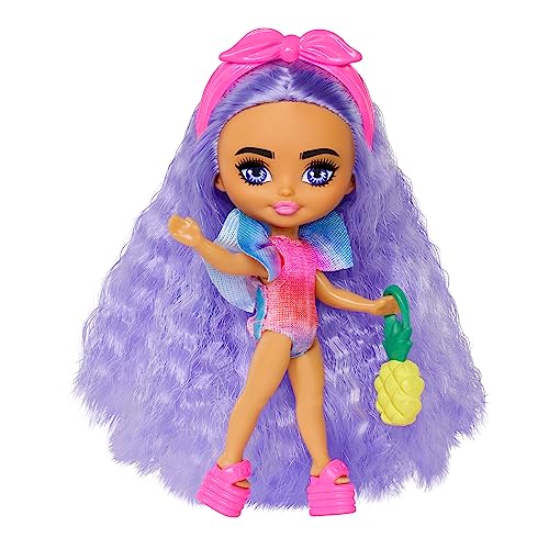 Barbie Extra Fly Mini Minis Puppe - Strandoutfit, Batik-Badeanzug und Tropische Accessoires, perfekt für Reisen und Modespaß, inklusive Puppenständer mit Logo, ab 3 Jahren, HPN06 von Barbie