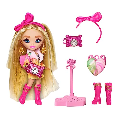 Barbie Extra Fly - Safari-Mode mit Tiermuster, pinkes Haarband Pfotenohrringe und Kamera, bewegliche Puppe mit Puppenständer, ca. 14 cm groß, für Kinder ab 6 Jahren, HPT56 von Barbie