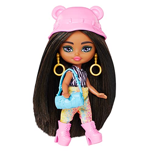 Barbie Extra Fly - Safari Reiseoutfit mit Tiermuster und Styling-Accessoires, bewegliche Puppe mit Langen Haaren und Puppenständer, für Kinder ab 6 Jahren, HPT57 von Barbie