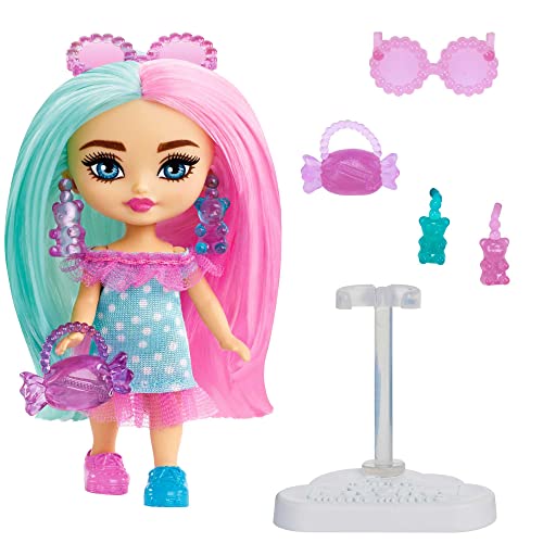 Barbie Extra Mini Minis - 8 cm große Puppe, zweifarbiges rosa- und minzfarbenes Haar, getupftes Rüschenkleid, 4 Zubehörteile, Puppenständer, HMD99 von Barbie