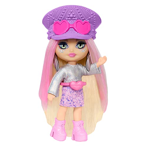 Barbie Extra Mini Minis - Reisepuppe im Metallic-Wüstenlook mit Festival-Zubehör und Puppenständer, 14 cm groß, für Kinder ab 6 Jahren, HPN07 von Barbie