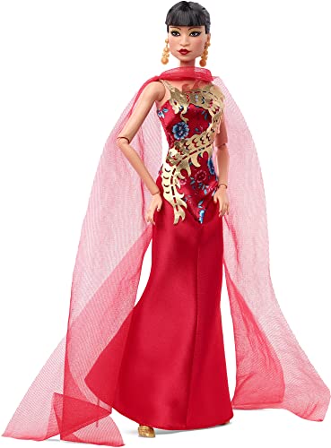 Barbie Inspiring Women - Hollywood-Ikone Anna May Wong in der Sammleredition im roten Abendkleid, Puppenständer und Echtheitszertifikat, für Sammler und Kinder ab 6 Jahren, HMT97 von Barbie