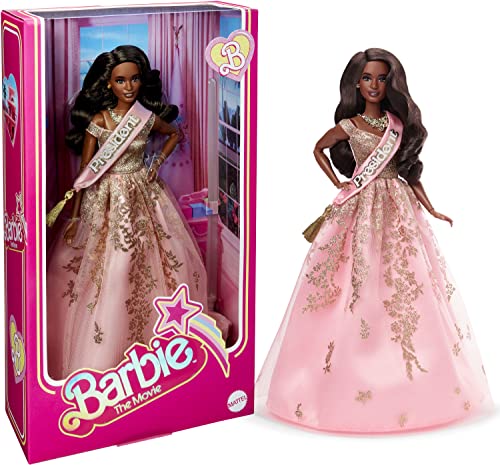 Barbie The Movie - Puppe Filme Fans, ISSA Rae - Präsidentin Sammelpuppe im pink-goldenen Kleid, beweglich und mit Puppenständer, als Geschenk für Kinder ab 3 Jahren geeignet, HPK05 von Barbie