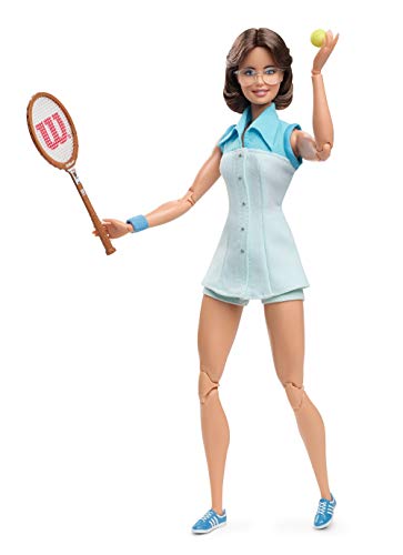 Barbie GHT85 - Sammelpuppe Billie Jean King aus der Inspiring Women-Serie, ca. 30cm, mit Tenniskleid und Accessoires, inklusive Puppenständer und Echtheitszertifikat von Barbie