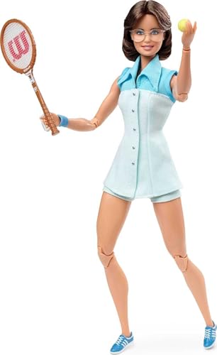 Barbie GHT85 - Sammelpuppe Billie Jean King aus der Inspiring Women-Serie, ca. 30cm, mit Tenniskleid und Accessoires, inklusive Puppenständer und Echtheitszertifikat von Barbie