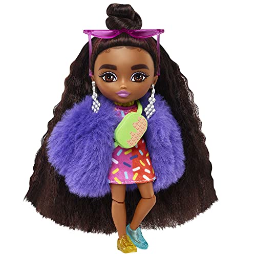 Barbie HGP63 - Extra Minis Puppe (ca. 14 cm) mit Kleid & Pelzmantel mit Streuseldruck, mit Puppenständer und Zubehör wie Micro-Sonnenbrille und Gürteltasche, Spielzeug Geschenk für Kinder ab 3 Jahren von Barbie