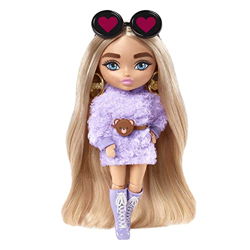 Barbie HGP66 - Extra Minis Doll (ca 14 cm) mit Flauschiger lila Kleidung, mit Puppenständer und Zubehör wie Teddyohren und Sonnenbrille, Spielzeug Geschenk für Kinder ab 3 Jahren von Barbie