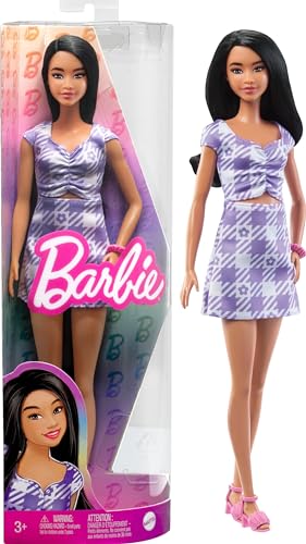 Barbie HPF75 Puppe, Kinderspielzeug, Fashionistas, gewellte Schwarze Haare und großer Körperbau, Cut-Out-Kleid mit Vichy-Karo, Kleidung und Accessoires, ab 3 Jahren von Barbie