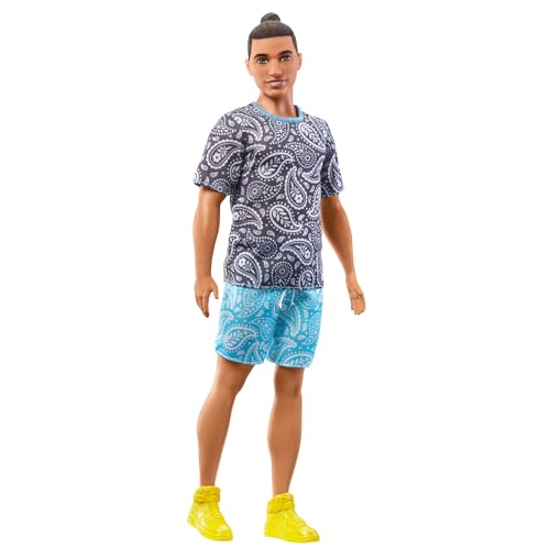 Barbie HPF80 - Ken-Puppe, Kinderspielzeug, Fashionistas, braune Haare mit Dutt, T-Shirt und Shorts mit Paisley-Muster, Kleidung und Accessoires, ab 3 Jahren von Barbie