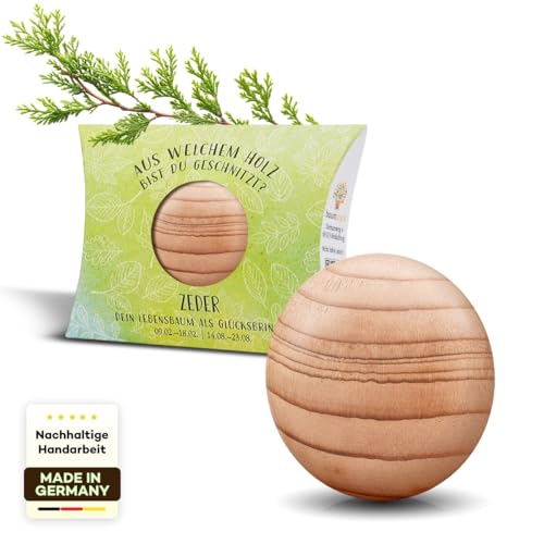 Geschenk für August-Geburtstage: Glücksbringer aus Zeder Holz mit Baumhoroskop, z.B. für Familie und Freunde, als Kraftspender, Mutmacher zum Geburtsdatum, zur Geburt oder Taufe von Baumstark