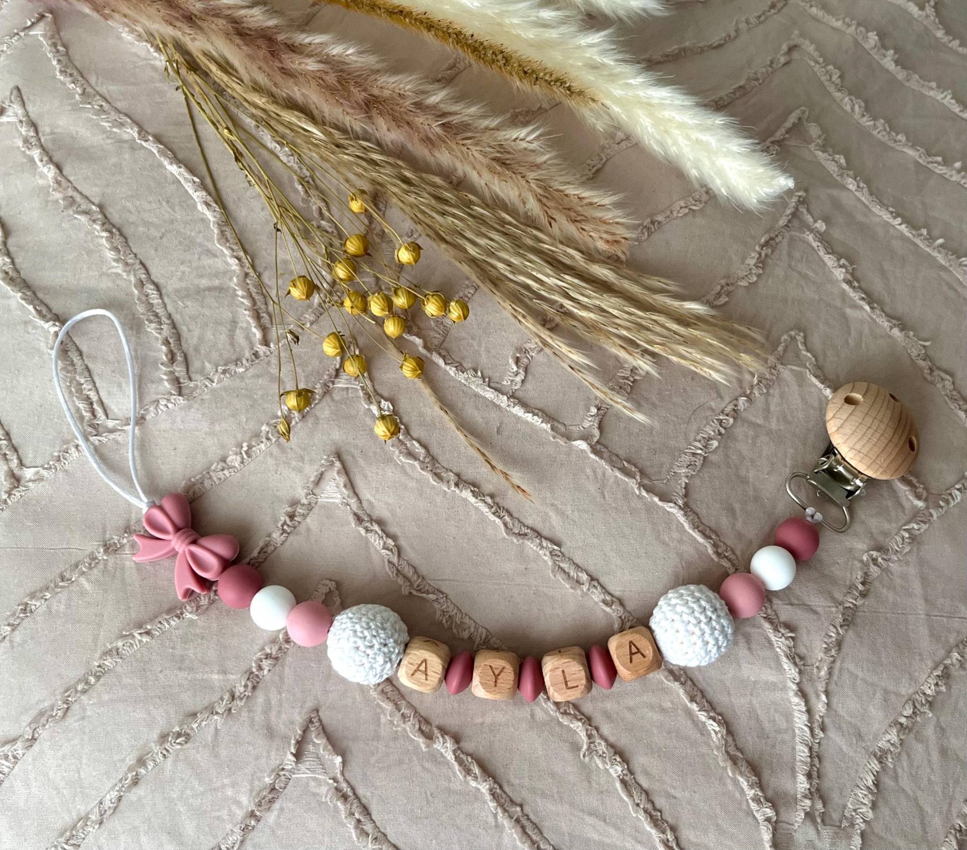 Personalisierte Boho Makramee Schnullerkette Mit Holzclip - Individueller Baby Name Personalisierte Boho Makramee Schnullerkette Mit Holzclip - Individueller Baby Name von Bbabyboutiquee