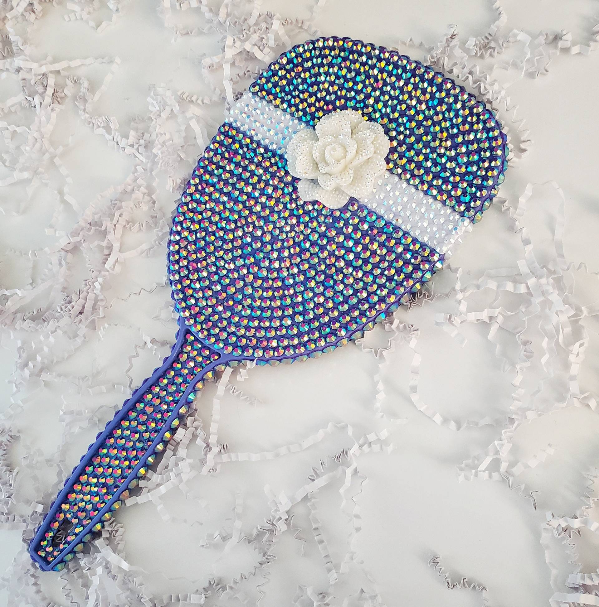 Weißes Rosenband Geschenk Thema Hand Held Spiegel in Lila, Glam Showpiece, Irisierende Lila Farbe Strass Weißes Rosenband Geschenk Thema Hand Held Spiegel in Lila, Glam Showpiece, Irisierende Lila Farbe Strass von BeYourGlamSelf