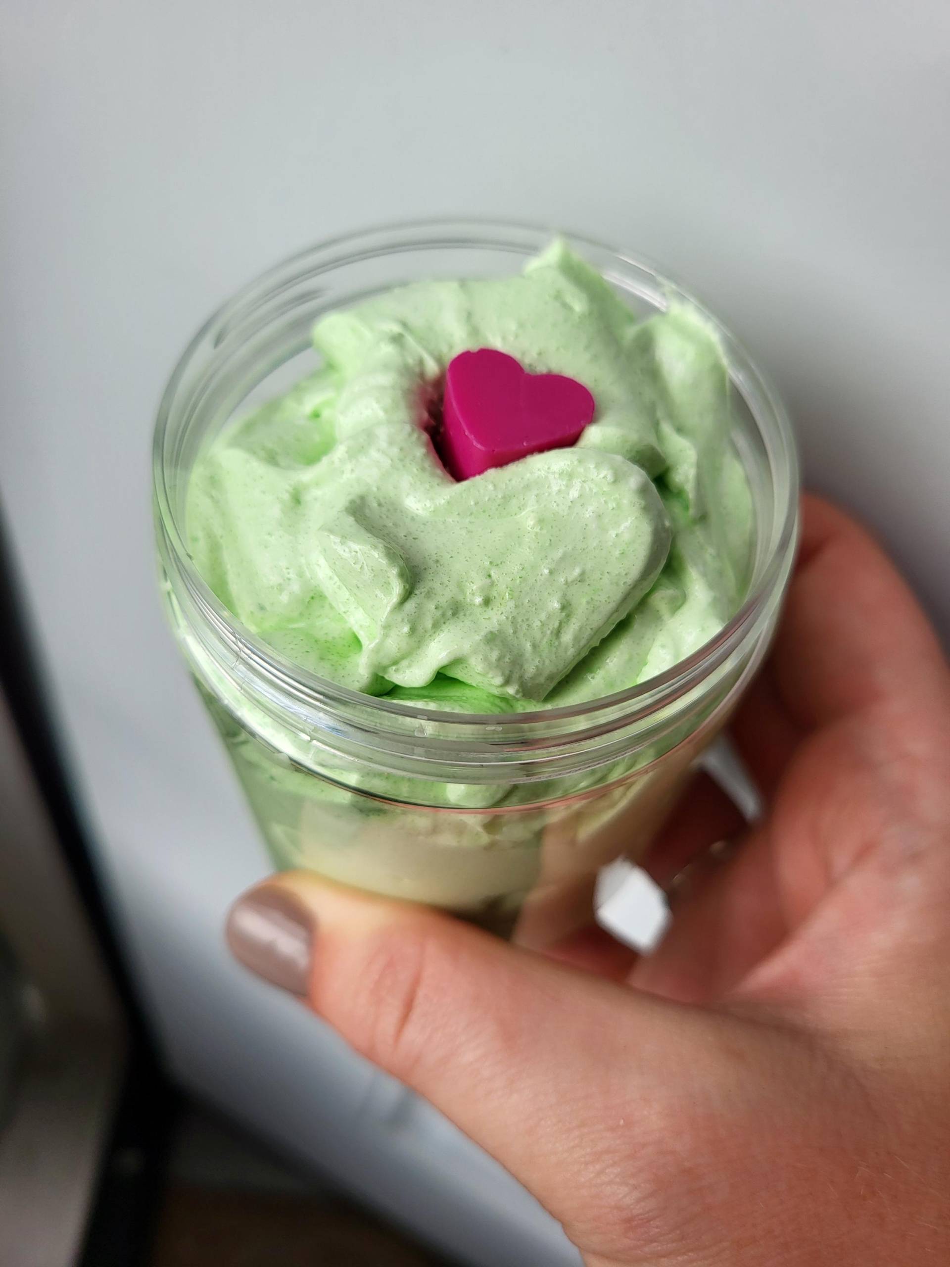 Mr. Grinch Zuckerpeeling Seife Mr. Grinch Zuckerpeeling Seife von BeautyBeeSoap