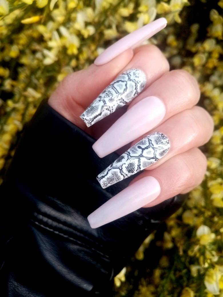 Schlangenfell Press On Nails/Schlangendruck Langer Sarg Nach Maß Nägel Milky Pink Schimmer Und Schlangenhaut Design Schlangenfell Press On Nails/Schlangendruck Langer Sarg Nach Maß Nägel Milky Pink Schimmer Und Schlangenhaut Design von Begorgeousnails