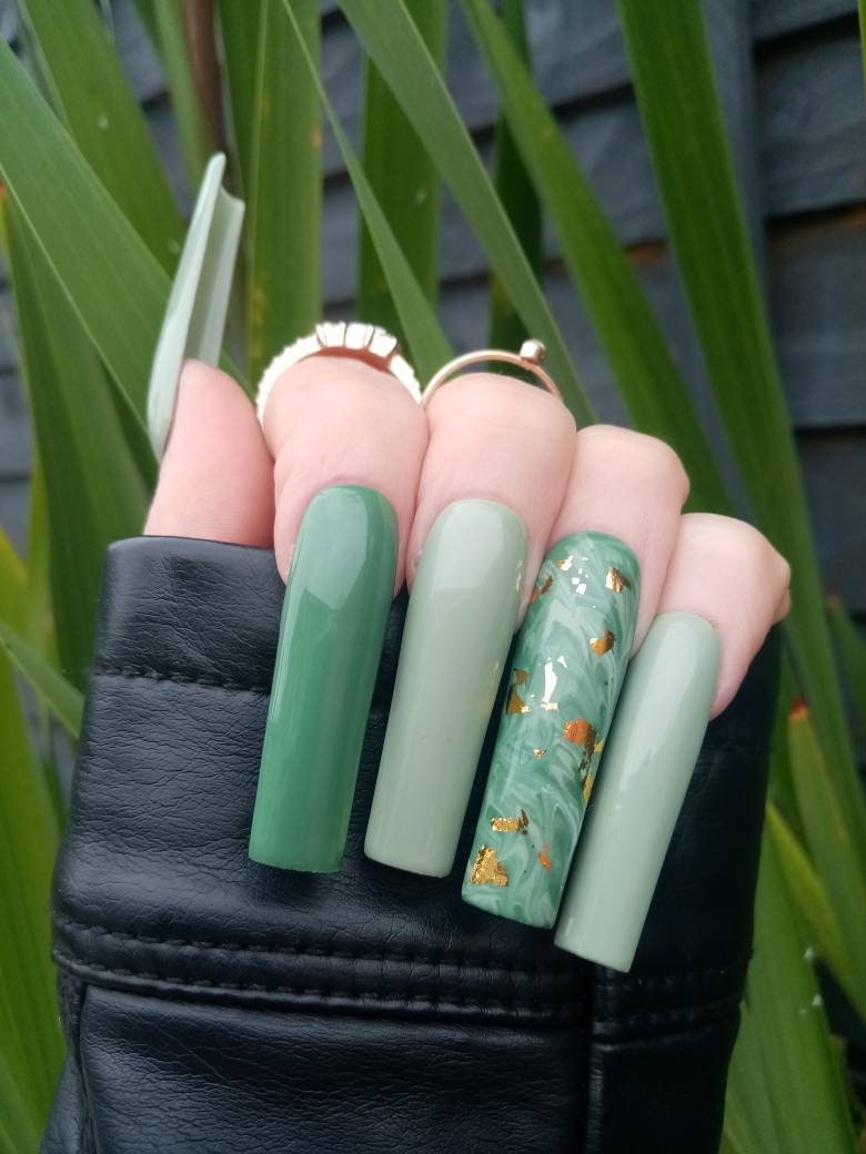 xxl Eckiger Press On Nail Set/ Sage Green Und Army Grüne Nägel Mit Marmor Akzent Finger/Gold Folie von Begorgeousnails