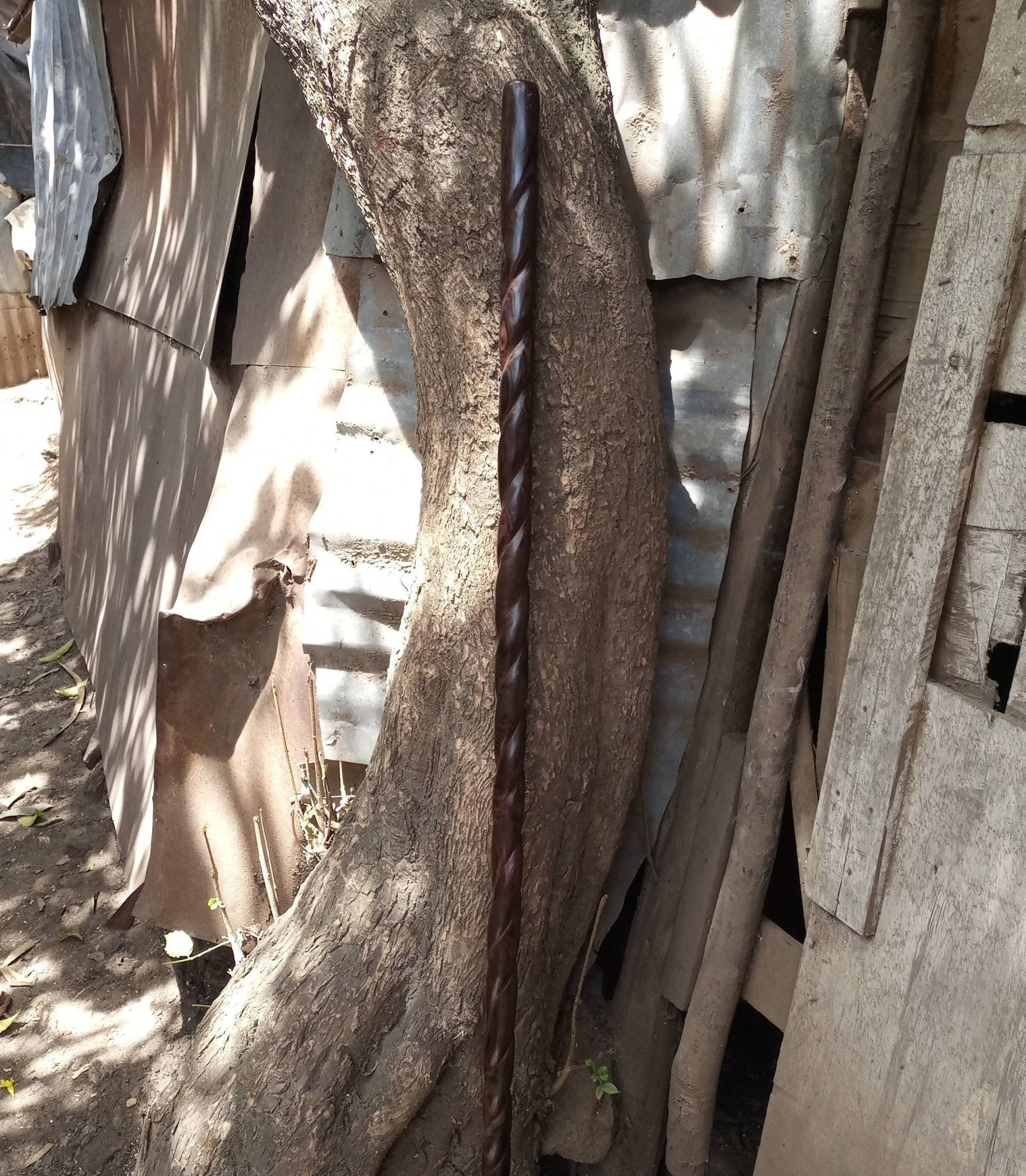 Twisted Natürliches Eisen Holz Blackwood Original Elegant Walking Wandern Stick Cane Palisander Palmwood Art Slim Afrika U Pik Wood Hartholz Geschenk von Bestgemdiamond