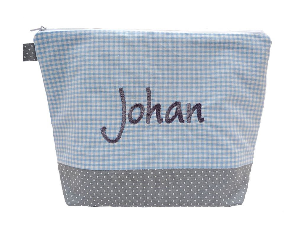 Bestickte Tasche Name //Hellblau - Grau// Wickeltasche Kulturbeutel Windeltasche Kulturtasche Waschtasche 20 Schriften Kosmetiktasche Bestickte Tasche Name //Hellblau - Grau// Wickeltasche Kulturbeutel Windeltasche Kulturtasche Waschtasche 20 Schriften Kosmetiktasche von Bestickend