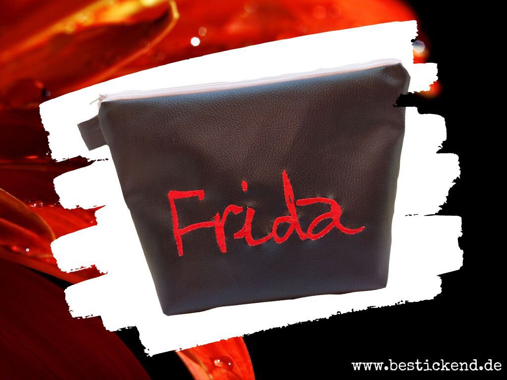 Bestickte Tasche Name //Leder Vegan Schwarz// Wickeltasche Kulturbeutel Windeltasche Kulturtasche Waschtasche 20 Schriftarten Kosmetiktasche Bestickte Tasche Name //Leder Vegan Schwarz// Wickeltasche Kulturbeutel Windeltasche Kulturtasche Waschtasche 20 Schriftarten Kosmetiktasche von Bestickend